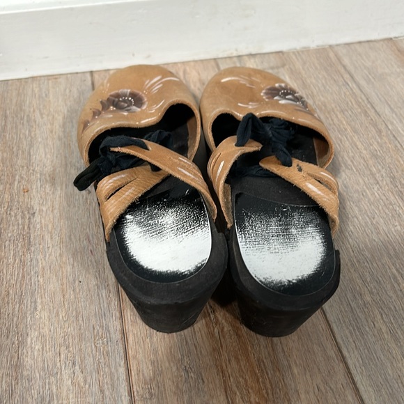 Painted Floral Leather Front Tie Clogs w black sole size 40 US 9 - Picture 8 of 17